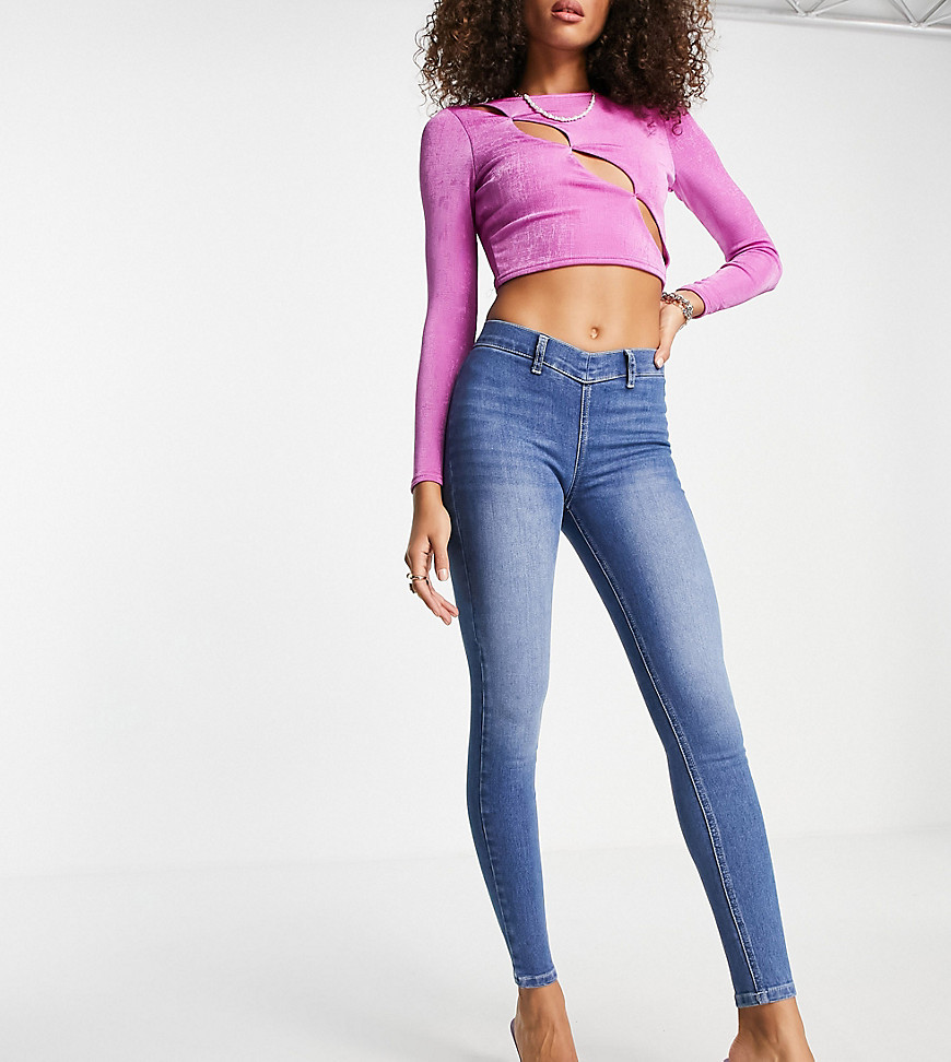 AsYou – Enge Jeans in Blau mit niedrigem Bund und V-Design vorne