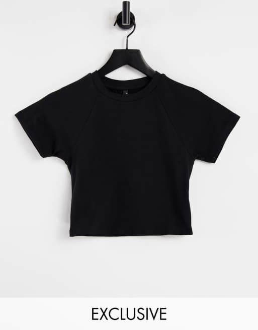 AsYou – Figurbetontes, kurz geschnittenes T-Shirt im Stil der 90er-Jahre in Schwarz