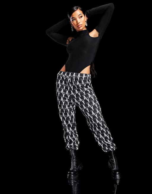 ASYOU – Hochgeschlossener String-Body mit Zierausschnitten an den Schultern in Schwarz, 4 von 4