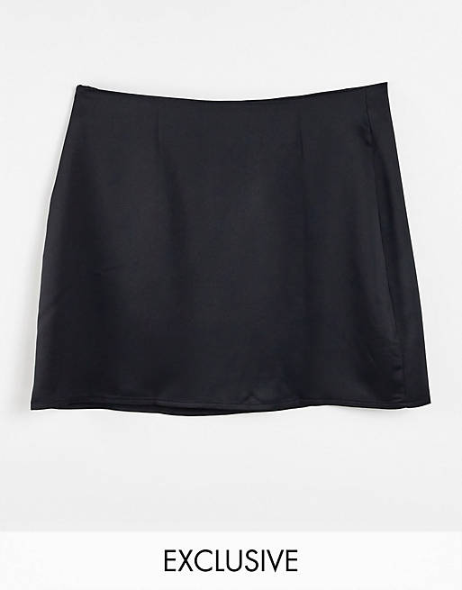 AsYou - Satijnen rok met split aan de zoom in zwart