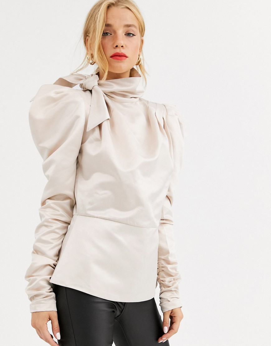 фото Атласная блузка в винтажном стиле со структурированными рукавами dusty daze-кремовый