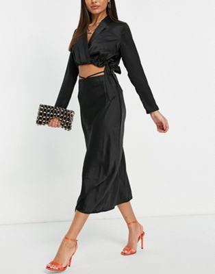 фото Атласная юбка миди черного цвета с завязками на талии lola may-черный