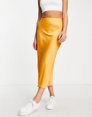 фото Атласная юбка миди оранжевого цвета с завязками на талии lola may-оранжевый цвет