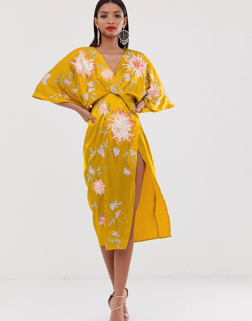 фото Атласное кимоно миди с цветочной вышивкой asos design-золотой