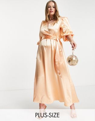 фото Атласное платье макси абрикосового цвета с запахом спереди vila curve bridesmaid-оранжевый цвет