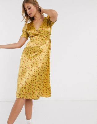 фото Атласное платье миди горчичного цвета с запахом и цветочным принтом influence-желтый