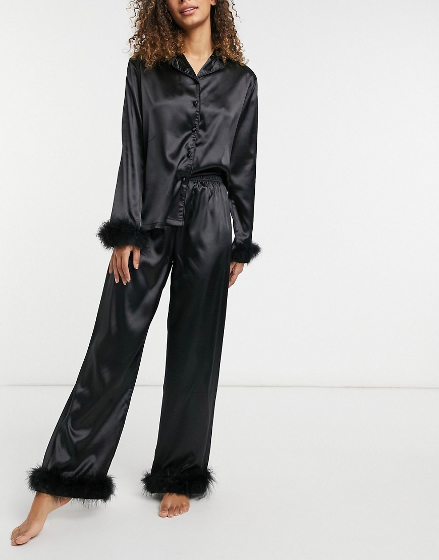 фото Атласный пижамный комплект черного цвета из рубашки и брюк с отделкой искусственными перьями night-черный цвет