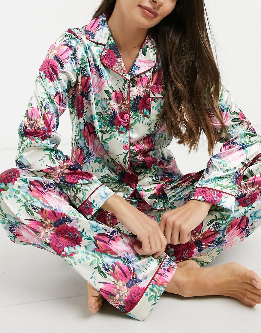 фото Атласный пижамный комплект из штанов и топа с длинными рукавами кремового цвета с цветочным принтом-мульти night