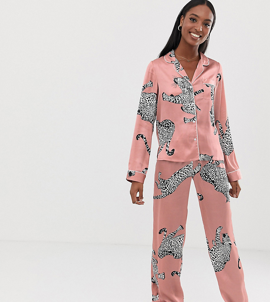 фото Атласный пижамный комплект с брюками и гепардовым принтом asos design тall-розовый asos tall