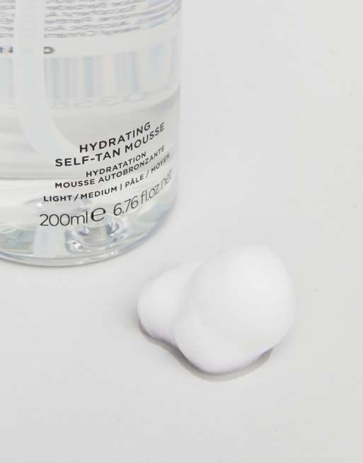 Autobronceador hidratante en espuma de tono claro/medio de 200 ml Hydra Mousse de Tan Luxe, 3 de 4