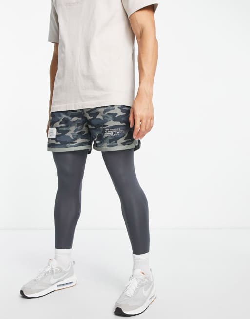 Avant Garde – Kamouflagemönstrade träningsleggings med shorts