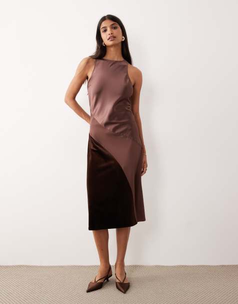 AWARE - Asymmetrische midi-jurk van satijn met gemengde textuur in bordeauxrood - view 1