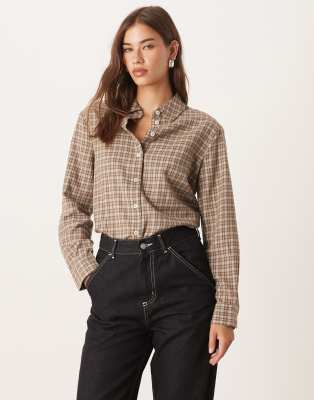 AWARE - Boyfriend-Oxford-Hemd in Beige und Braun mit Oversize-Schnitt und kleinem Karomuster-Brown