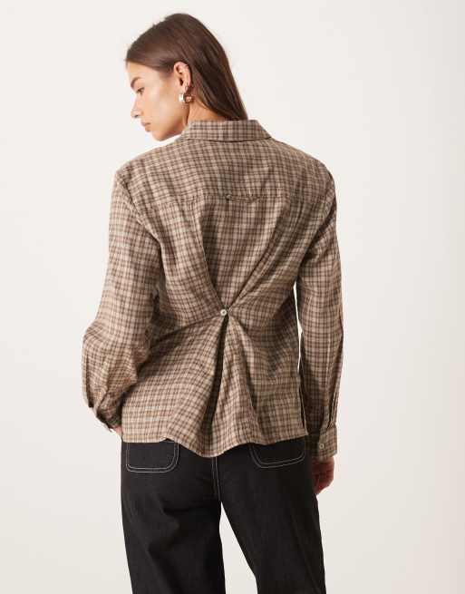 AWARE – Boyfriend-Oxford-Hemd in Beige und Braun mit Oversize-Schnitt und kleinem Karomuster, 3 von 4