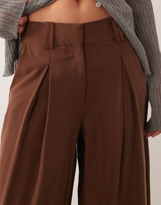 AWARE - Broek met hoge taille en geplooide voorkant in chocoladebruin, 4 van 5