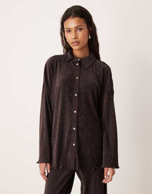 AWARE - Camicia in velluto plissé color cioccolato con maniche ampie in coordinato