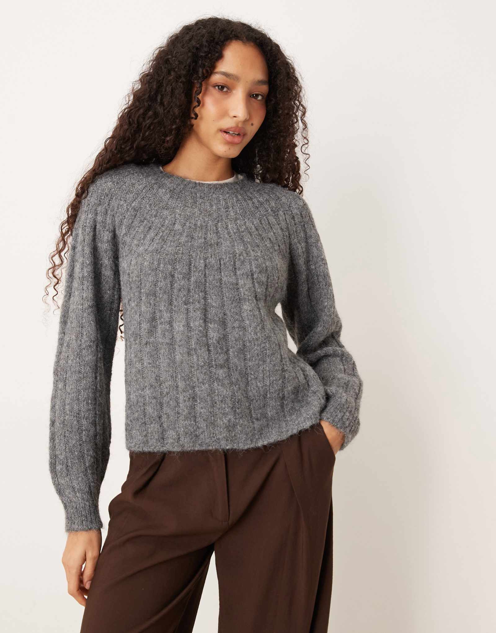 Плотный свитер с волнистой текстурой и широкими ребристыми деталями из серого меланжа