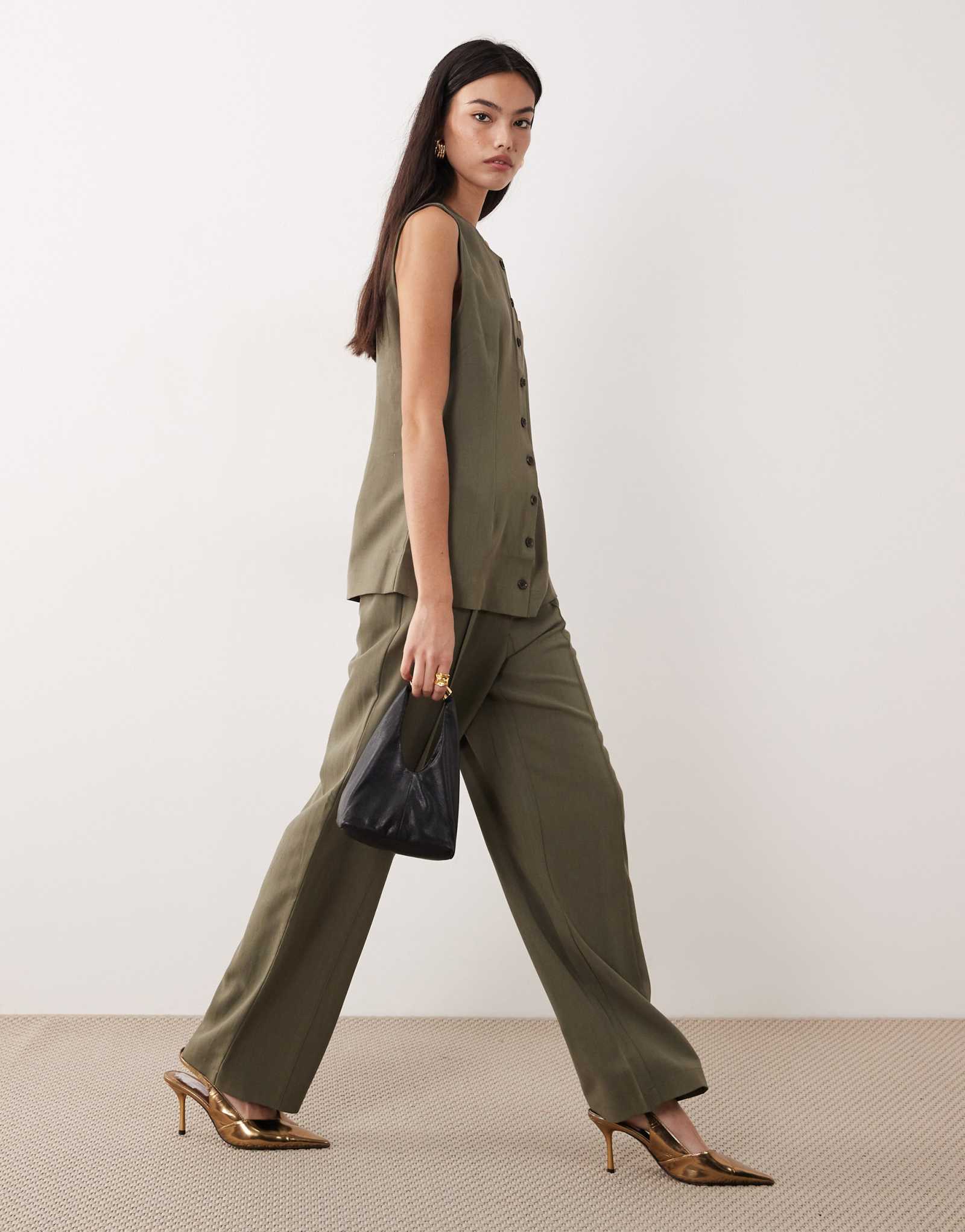 Широкие брюки с аккуратной складкой спереди зеленого цвета - часть комплекта