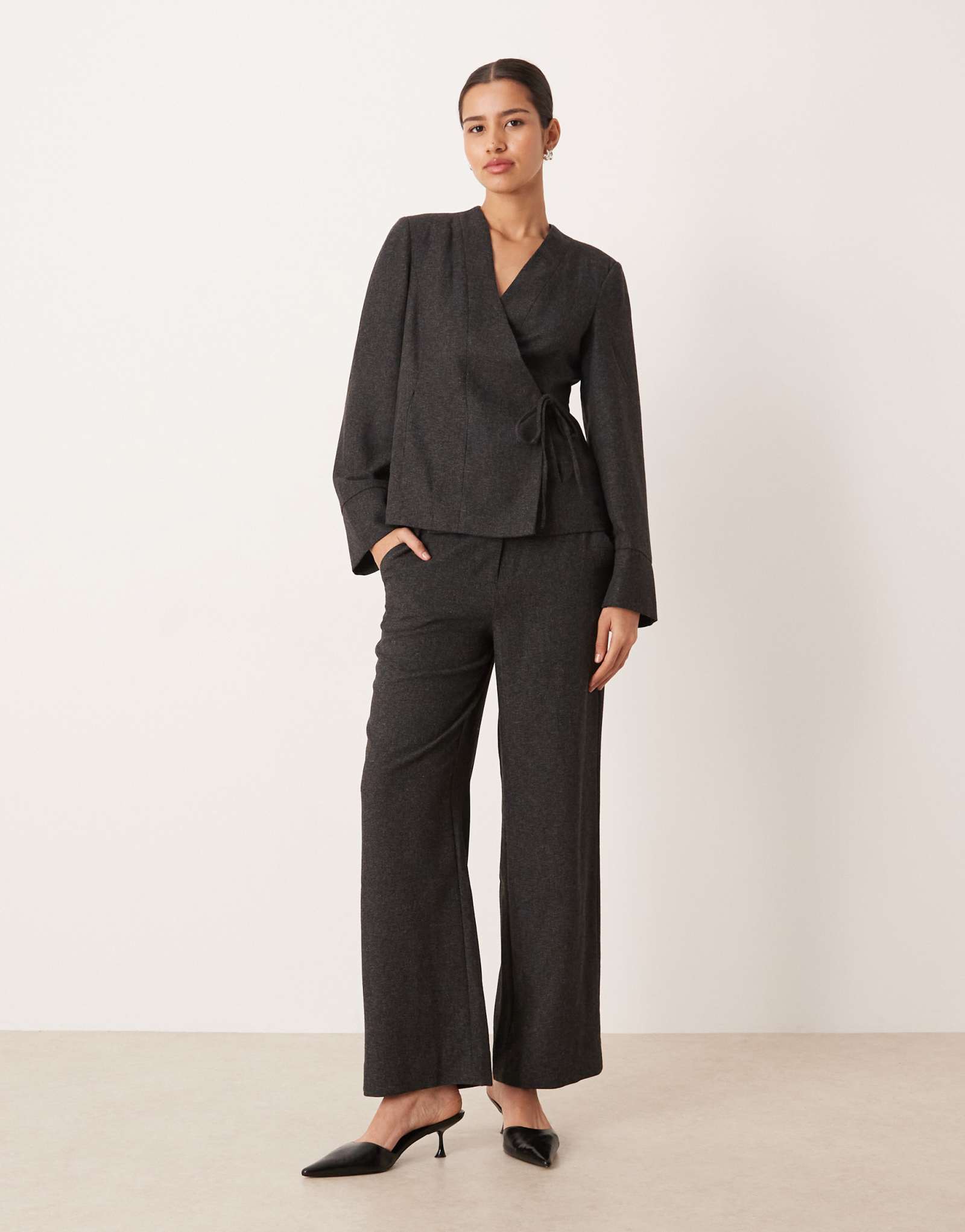 Элегантные широкие брюки темно-серого меланжевого цвета, сшитые на заказ, - часть комплекта
