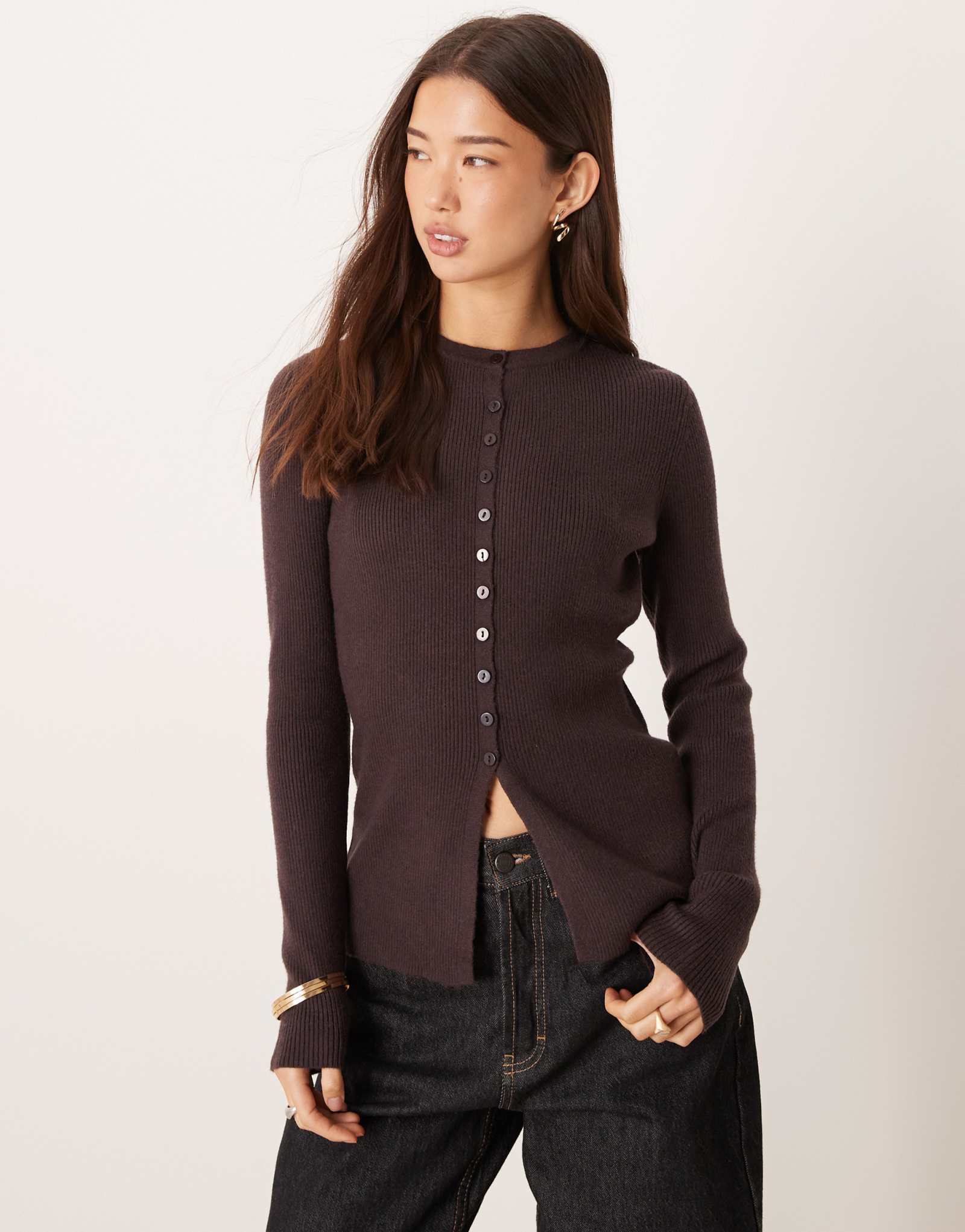 Компактный вязаный мини-кардиган в рубчик на пуговицах спереди из вереска шоколадного цвета