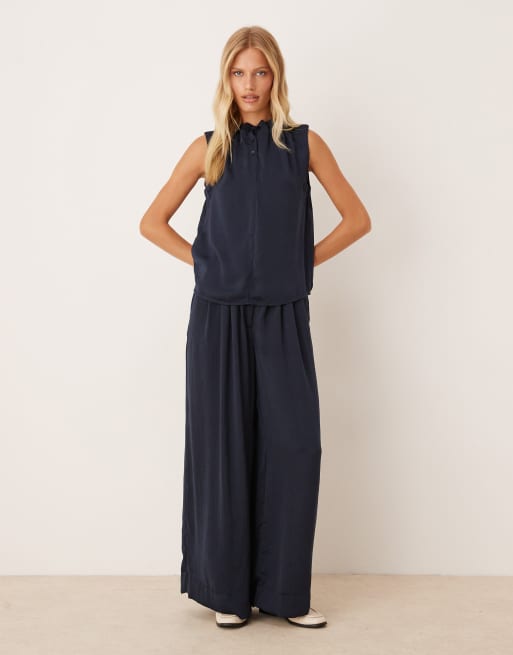 AWARE - Completo blu navy a pieghe con pantaloni con fondo ampio e top senza maniche accollato