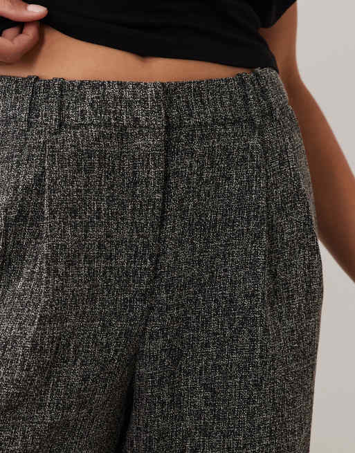 AWARE conjunto de pantalón de pernera ancha con pinza frontal a cuadros en negro, 4 de 5