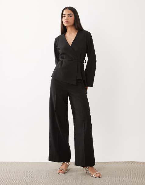 AWARE - Conjunto negro de americana de sastre con cuello de pico y detalle cruzado y pantalones de pernera ancha - view 1