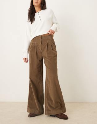 AWARE - Cordhose in Teak mit extra weitem Bein und Bundfalten-Brown