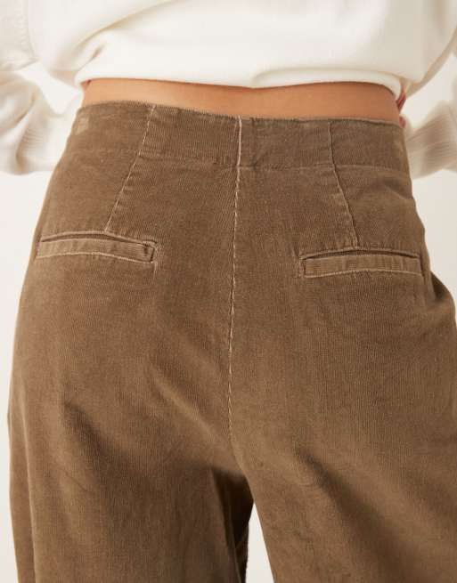AWARE – Cordhose in Teak mit extra weitem Bein und Bundfalten, 3 von 5