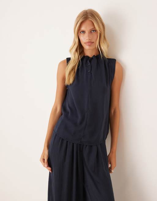 AWARE - Geplooide, mouwloze top met hoge, gerimpelde hals in marineblauw, deel van co-ord set
