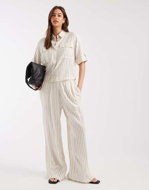 AWARW - Gestreepte set van linnenmix met safari-overhemd met mouwdetail en broek met wijde pijpen in wit en zwart, 2 van 3