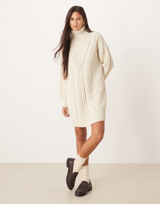AWARE – Gruba kremowa sukienka oversize z dzianiny o warkoczowym splocie, 2 z 4