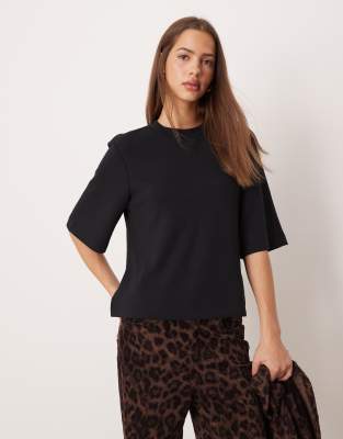 AWARE - Hochwertiges, kastiges T-Shirt aus strukturiertem, schwerem Stoff in Schwarz