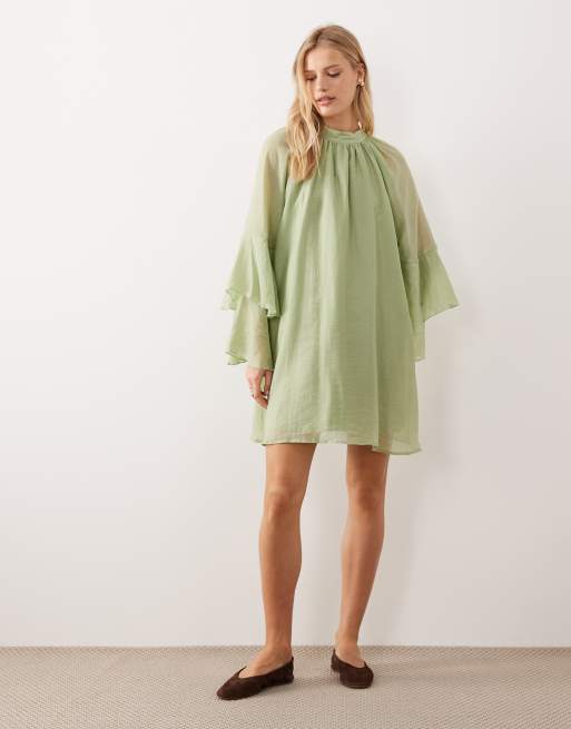 AWARE - Hoogsluitende mini jurk met uitlopende mouwen in groen, 2 van 4
