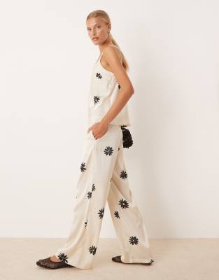 AWARE - Hose aus Satin in Weiß mit schwarzem Blumenmuster und weitem Bein, Kombiteil-Bunt