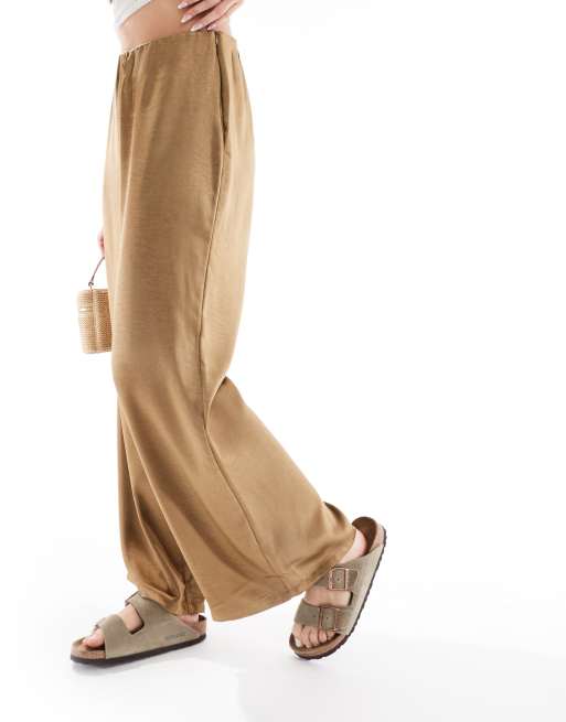 AWARE – Hose zum Reinschlüpfen aus Satin in Karamell mit weitem Bein, 3 von 5