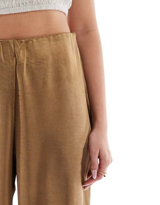 AWARE – Hose zum Reinschlüpfen aus Satin in Karamell mit weitem Bein, 5 von 5