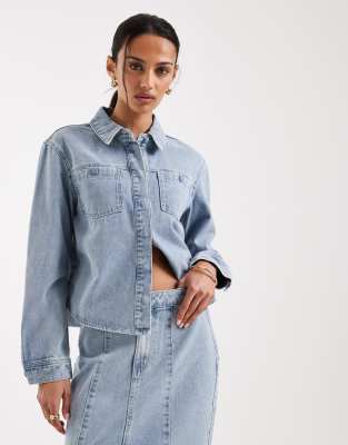 AWARE - Jeans-Hemdjacke in Hellblau mit Taschen und Knopfleiste, Kombiteil