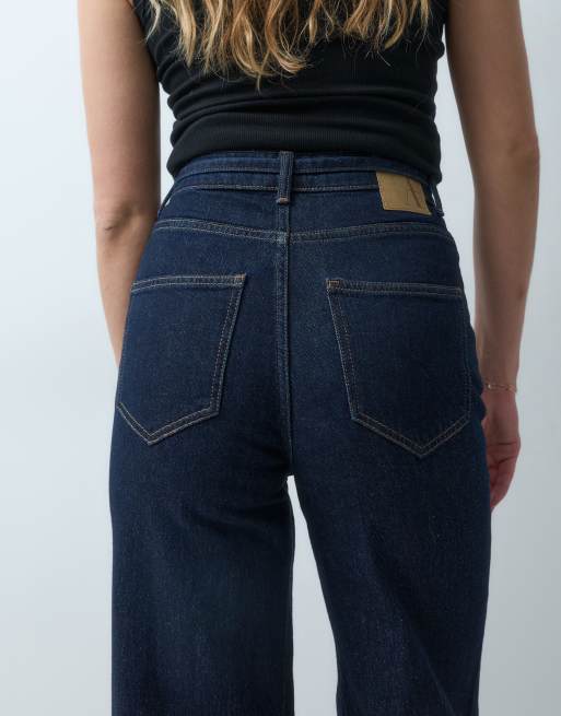 AWARE Jeans mit Bindegürtel, weitem Bein und Kontrastnähten in dunkelblauem Denim, 4 von 5