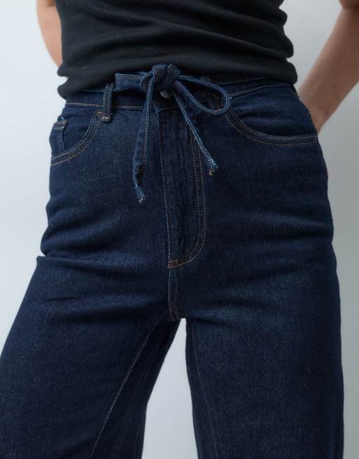 AWARE Jeans mit Bindegürtel, weitem Bein und Kontrastnähten in dunkelblauem Denim, 5 von 5