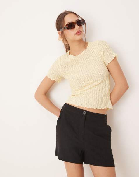 AWARE – Knapp geschnittenes T-Shirt in Blassgelb mit Struktur - view 1
