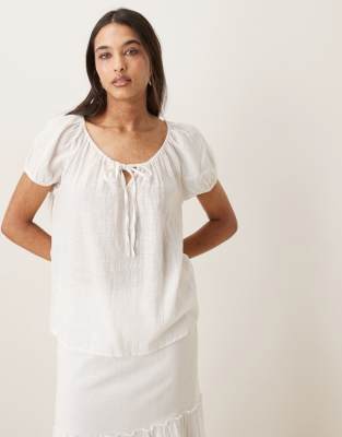 AWARE - Kurzärmlige Bluse in Weiß mit Bindedetail