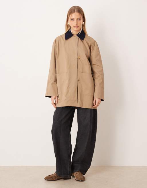 AWARE – Kurzer Trenchcoat mit Cord-Kragen in Beige, 2 von 4