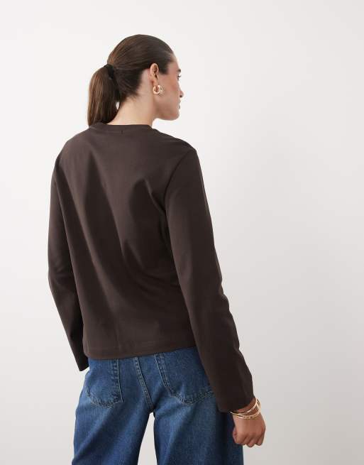 AWARE locker geschnittenes Langarm-T-Shirt in Schokobraun, 3 von 4