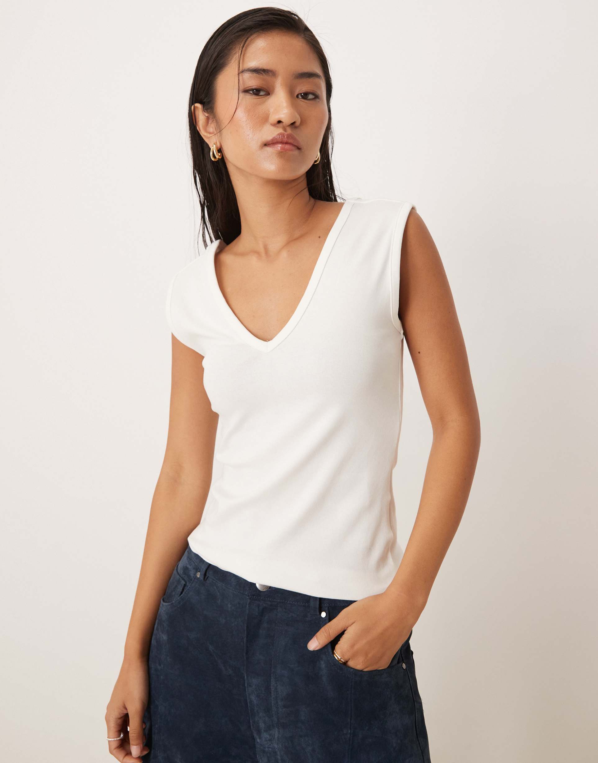 aware low v-neck tank top with piping details in white