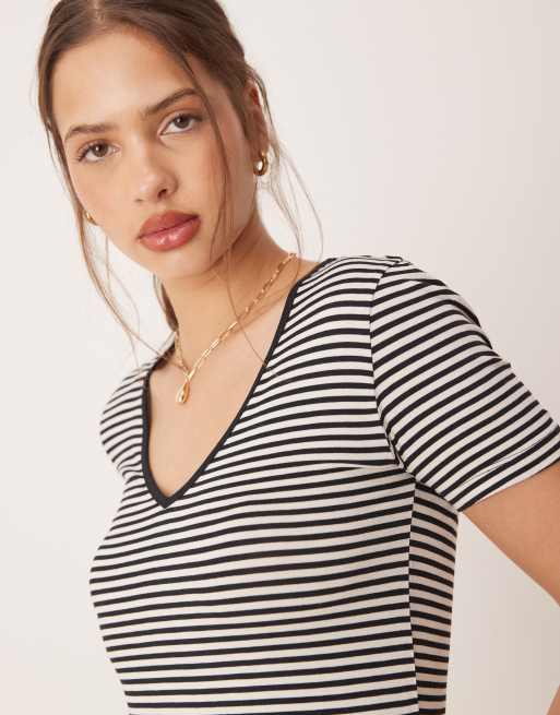AWARE - Monokrom og stribet T-shirt med V-hals og kontrastfarvede detaljer, 2 af 4