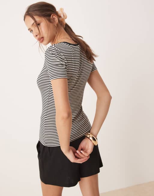 AWARE - Monokrom og stribet T-shirt med V-hals og kontrastfarvede detaljer, 4 af 4