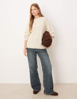 AWARE - Oversize-Pullover aus Grobstrick in Cremeweiß mit Zopfmuster