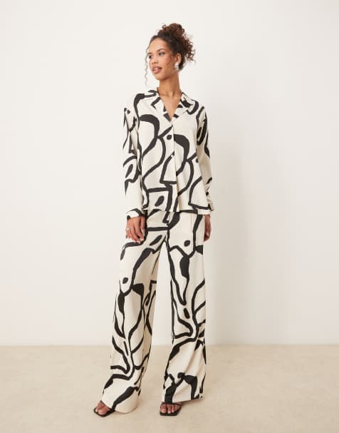 AWARE - Oversized co-ord set van satijn met overhemd en broek met wijde pijpen met print in zwart-wit - view 1