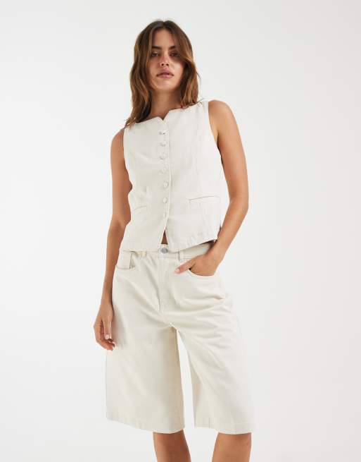 AWARE - Pantalones cortos vaqueros color crudo de corte alargado y talle alto